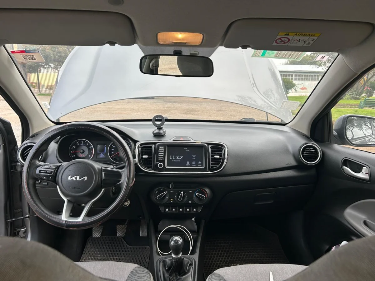 Vehiculo Kia Soluto  4